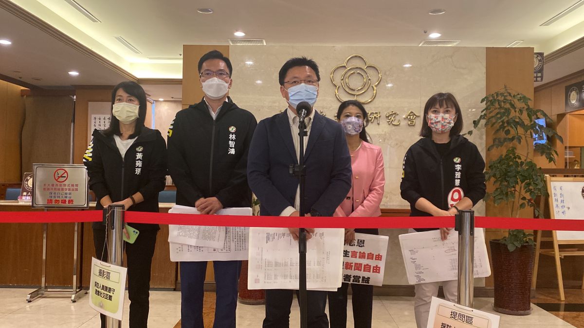 ▲民進黨立委趙天麟、林楚茵暨高雄市議員林智鴻、李雅慧、市議員候選人黃雍琇，砲打國民黨高雄市長候選人柯志恩打壓學權，更指提出具體訴求的學生是「政治操作工具」，上演「高雄市長候選人砲打高雄學生」的劇碼。（圖／趙天麟辦公室提供）