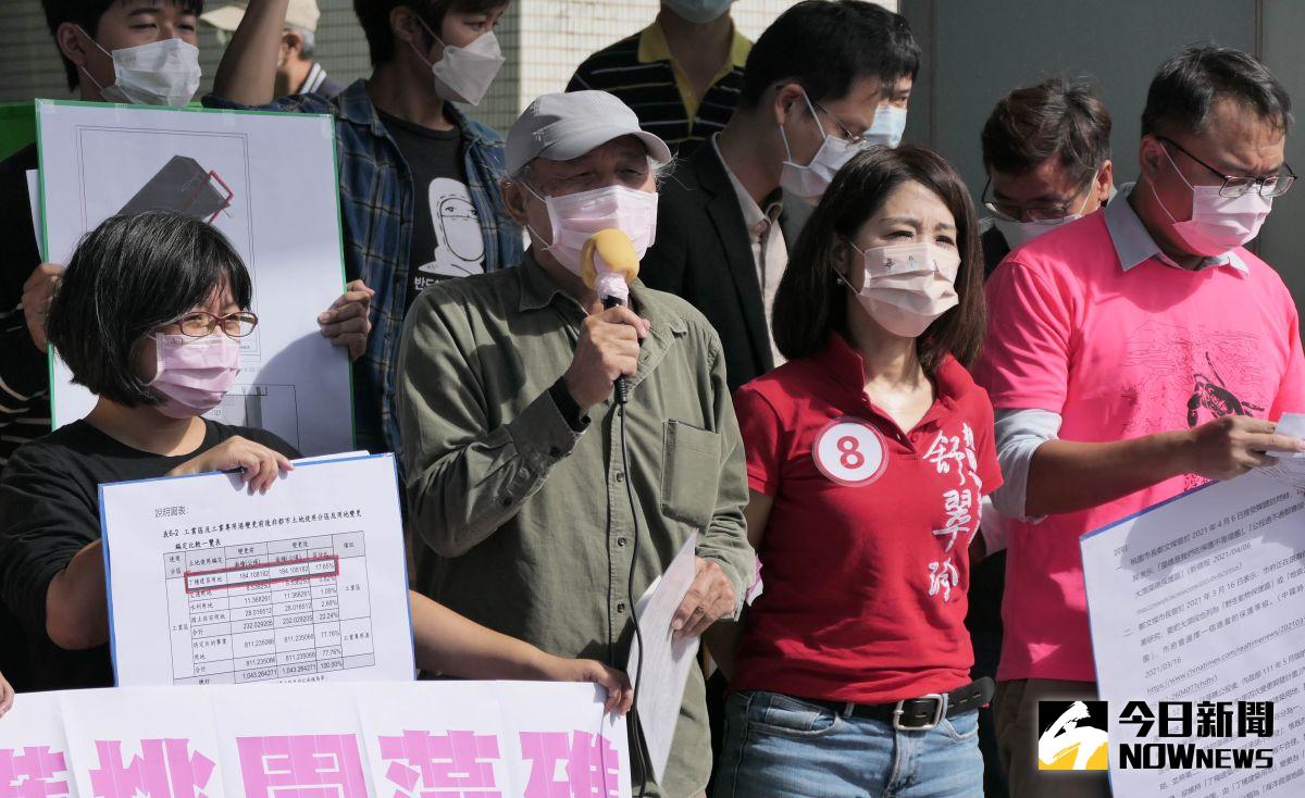 ▲藻礁公投推動聯盟今天上午在桃園市政府前召開記者會，邀請市長、市議員候選人簽署守護藻礁承諾書，將大潭藻礁劃入保護區。（圖／記者李春台攝，2022.11.07）