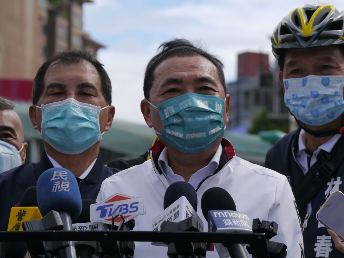 ▲侯友宜視察府中雙城北府中廣場，受訪指出針對林佳龍陣營指控場地租借被打壓，回應區公所依權責已有回應。（圖 ／記者吳嘉億攝，2022.11.7）