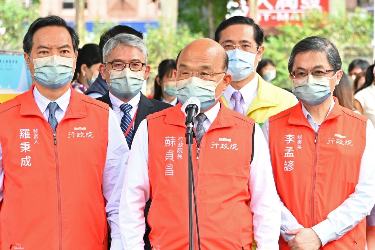 ▲對於藍營指控陳時中鹹豬手，蘇貞昌強調不要為了選舉，利用狗仔偷拍的照片來扭曲抹黑。（圖／行政院提供）