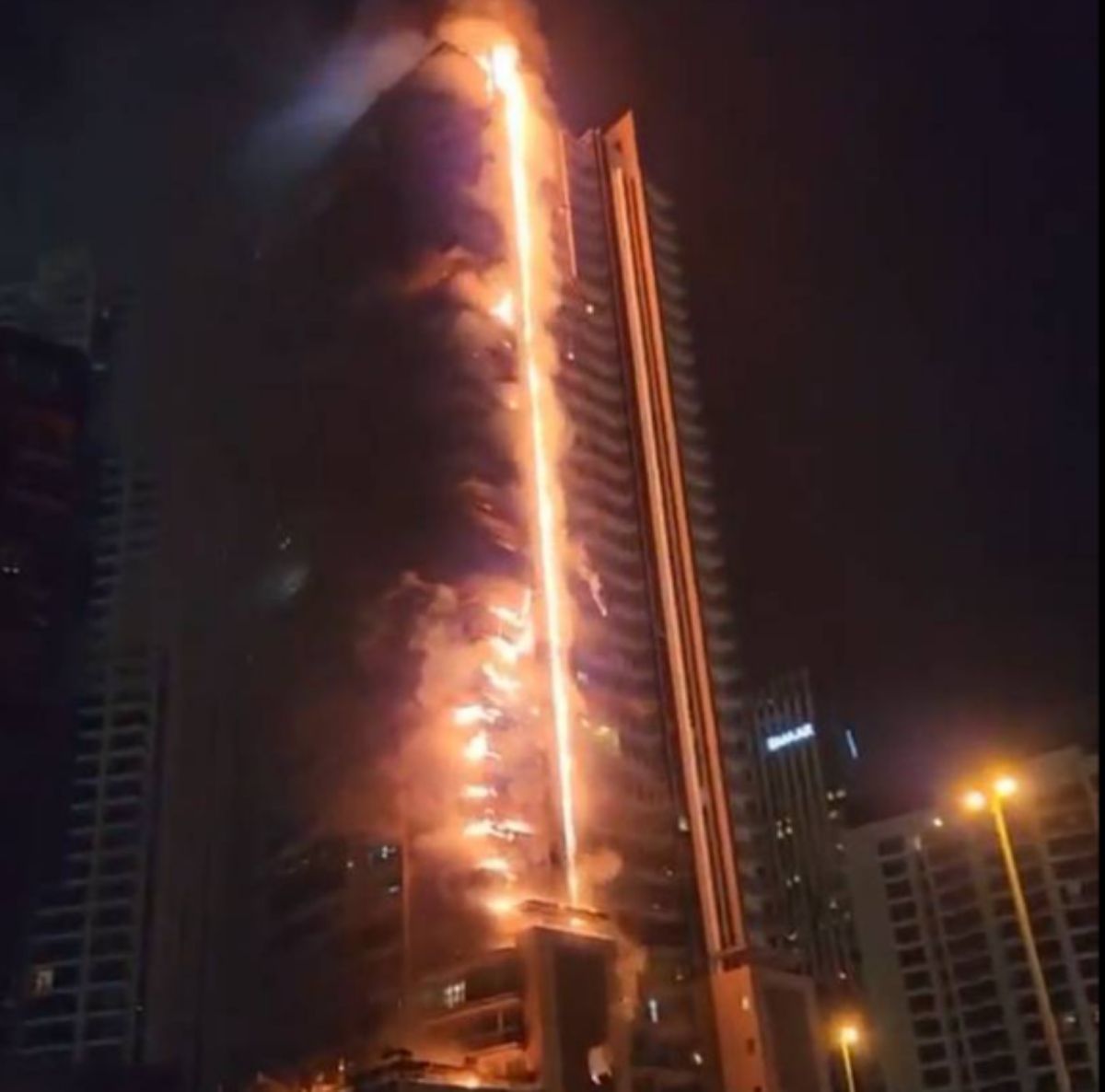 ▲杜拜1棟35層高的大樓，當地時間週一凌晨遭遇祝融。（圖／擷取自推特影片）