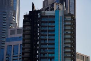 ▲大火後建築外觀留下明顯的焦黑痕跡。(圖/美聯社/達志影像) ▲大火後建築外觀留下明顯的焦黑痕跡。(圖/美聯社/達志影像)