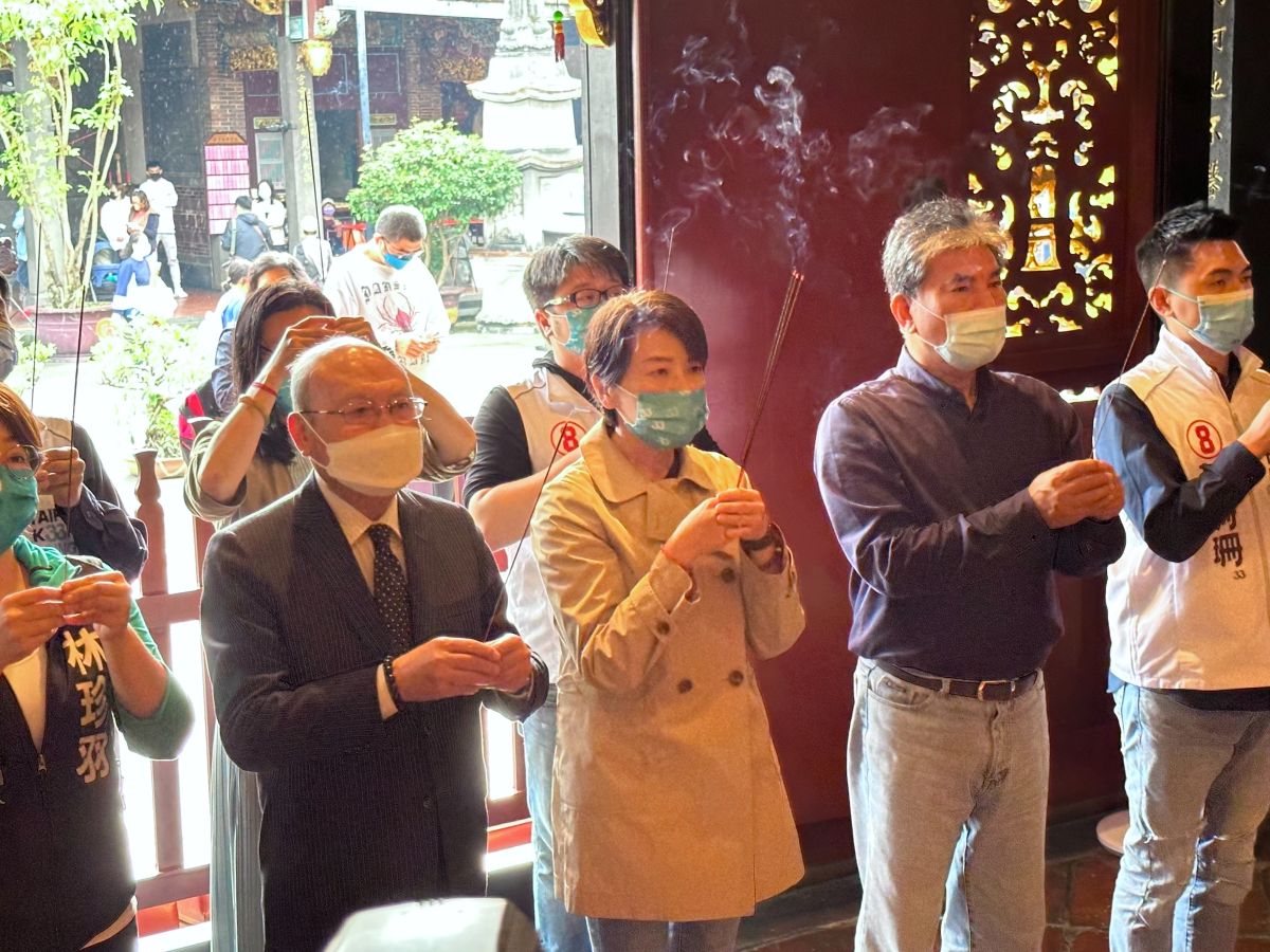 ▲台北市長候選人黃珊珊前往大龍峒保安宮參拜。（圖／黃珊珊競辦提供）