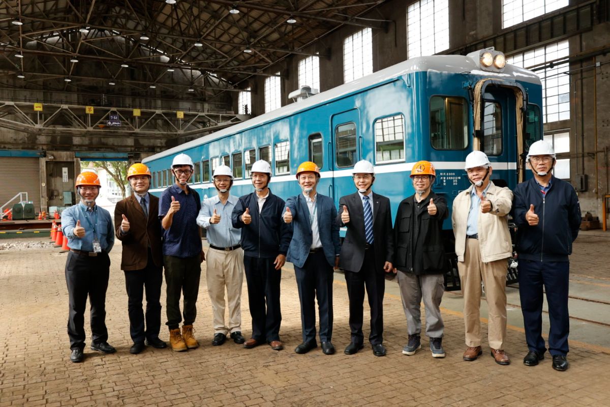 ▲首輛DR2303號柴油客車於10月完成修復，並將於112年完成其餘三輛車之修復作業。（圖／鐵道局提供）