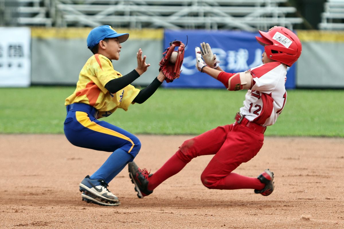 ▲台中忠孝游擊手林元瀚試圖觸殺新竹關西盜壘的跑者徐梓睿。大會提供