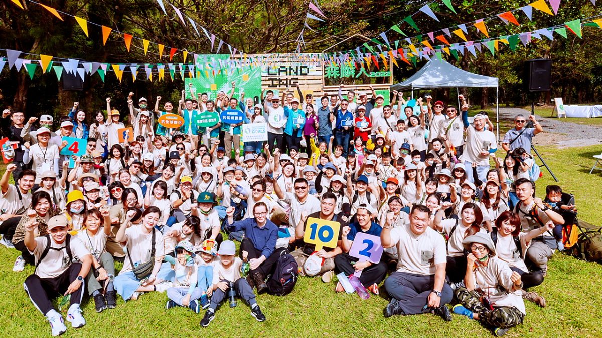 ▲清景麟教育基金會號召200多位民眾，舉鋤為未來種下一棵樹。（圖／清景麟教育基金會提供）
