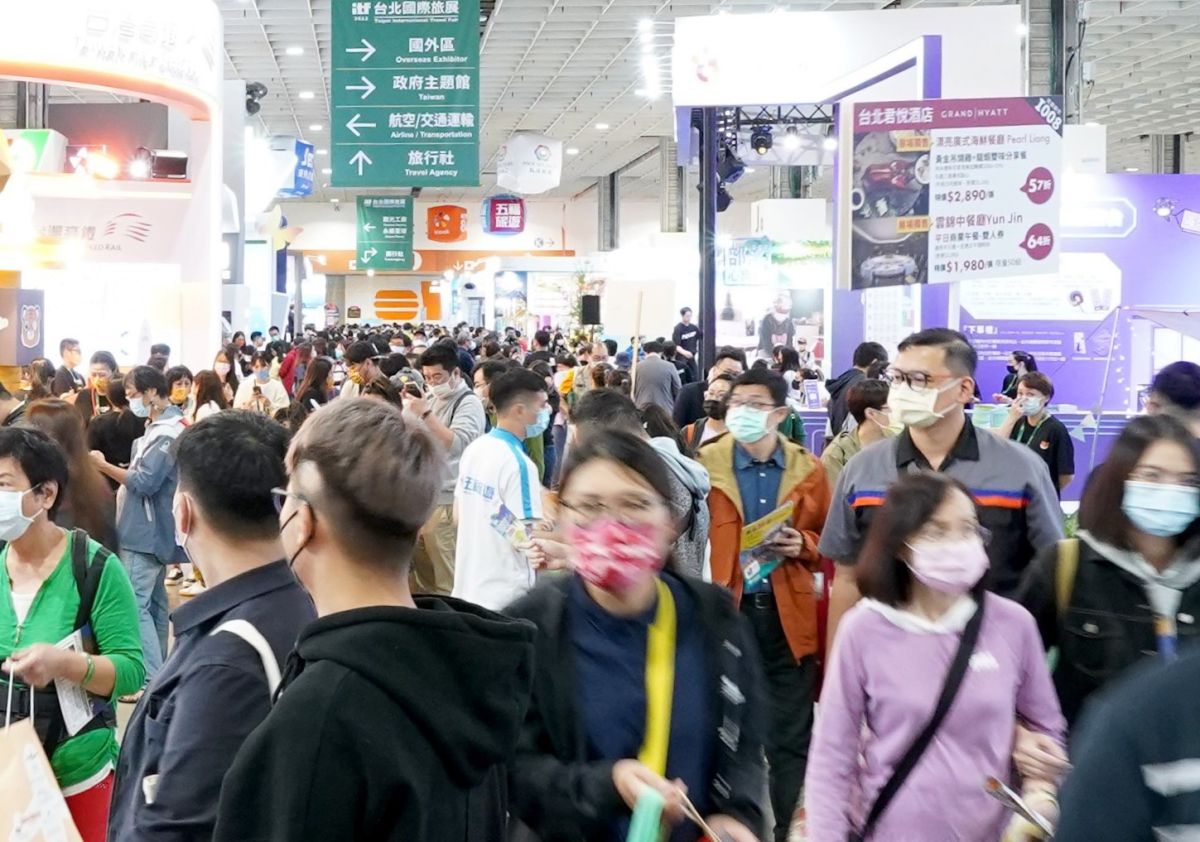 ▲ITF台北國際旅展開幕第1天就入場了30572人次，相較2021年成長51.9%，業者臉上雖然露出久違的笑容，卻對未來挑戰感到壓力沈重。（圖／台灣觀光協會提供）