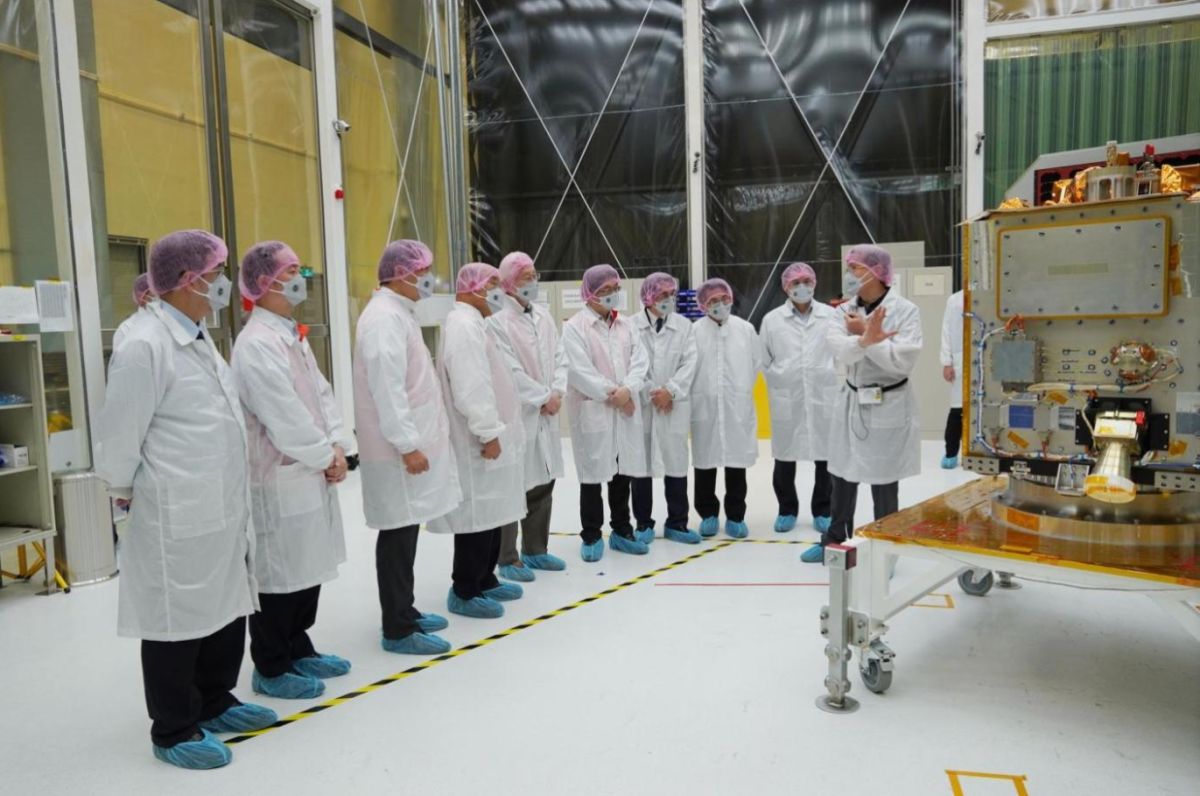 ▲行政院長蘇貞昌今（7）日前往國研院太空中心視導，獵風者衛星將進入「全功能測試」最後階段，暫定明年3月發射。（圖／國科會提供）