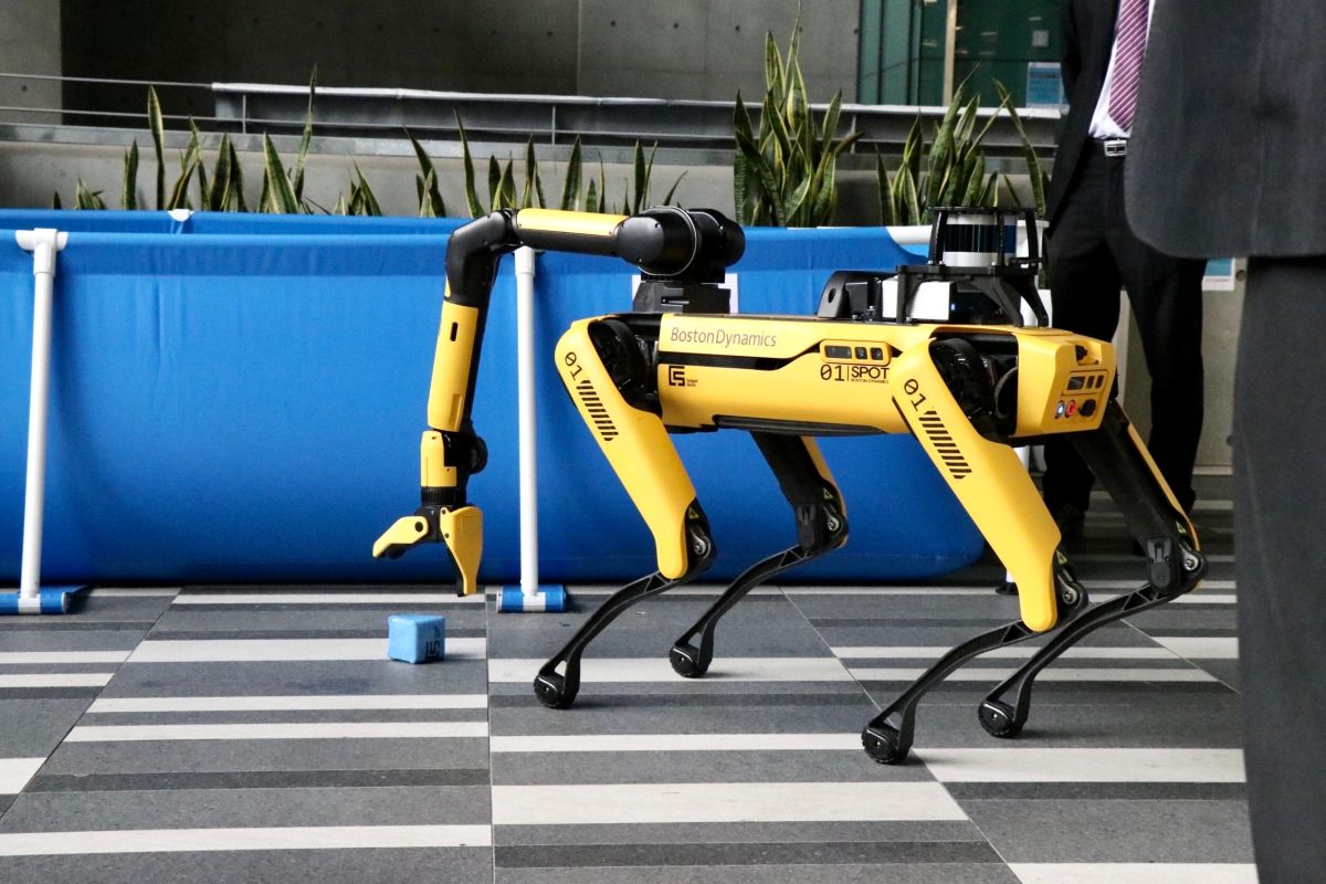 ▲台北科技大學城市科學實驗室日前展示波士頓動力機械狗Spot，能靈巧執行抓取、偵測等任務。（圖／北科大提供）