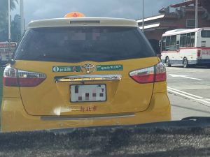 計程車車尾空間張貼林佳龍廣告貼紙,因網路流傳費用及廣告代理問題引發藍綠陣營雙方攻詰。(圖 /林佳龍競選辦公室提供) ▲計程車車尾空間張貼林佳龍廣告貼紙,因網路流傳費用及廣告代理問題引發藍綠陣營雙方攻詰。(圖 /林佳龍競選辦公室提供)