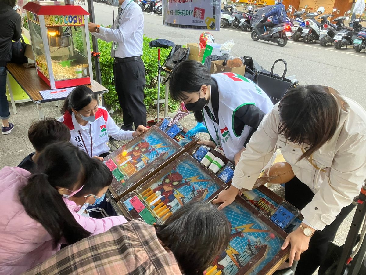 ▲信義房屋於北投湯守觀音祭設攤，設立彈珠台增進親子互動。（圖／NOWnews資料照片）