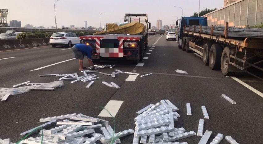 ▲高公局今（17）日宣布，自1月22日起，國道路肩及邊坡的散落物將納入「國道散落物處理收費要點」予以收費。（圖／翻攝畫面）