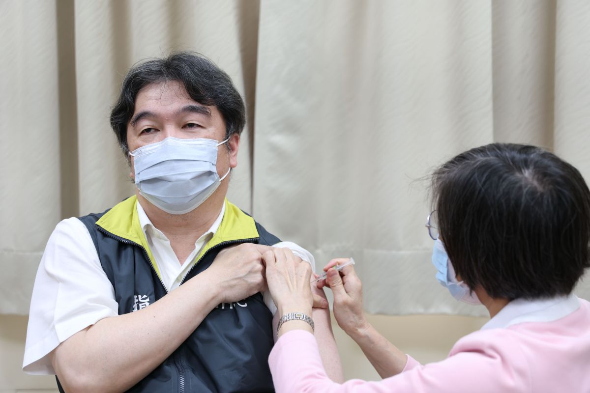 ▲中央流行疫情指揮中心指揮官王必勝今（7）日表示，為保護專家不會公布高端審查委員名單，但他晚間也在臉書透露專家背景。（圖／指揮中心提供）