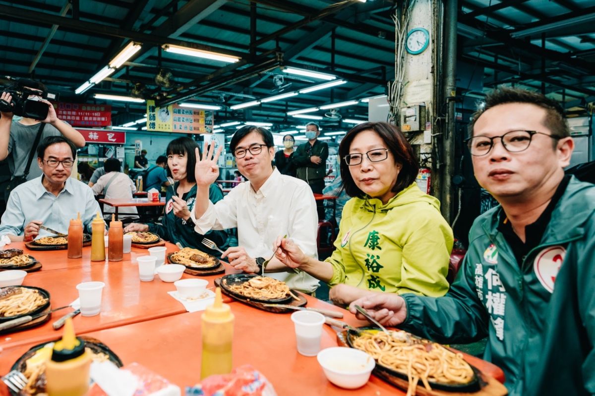 ▲陳其邁傍晚至黃昏市場掃街後坐下來品嘗市場內的平價牛排。（圖／翻攝畫面）