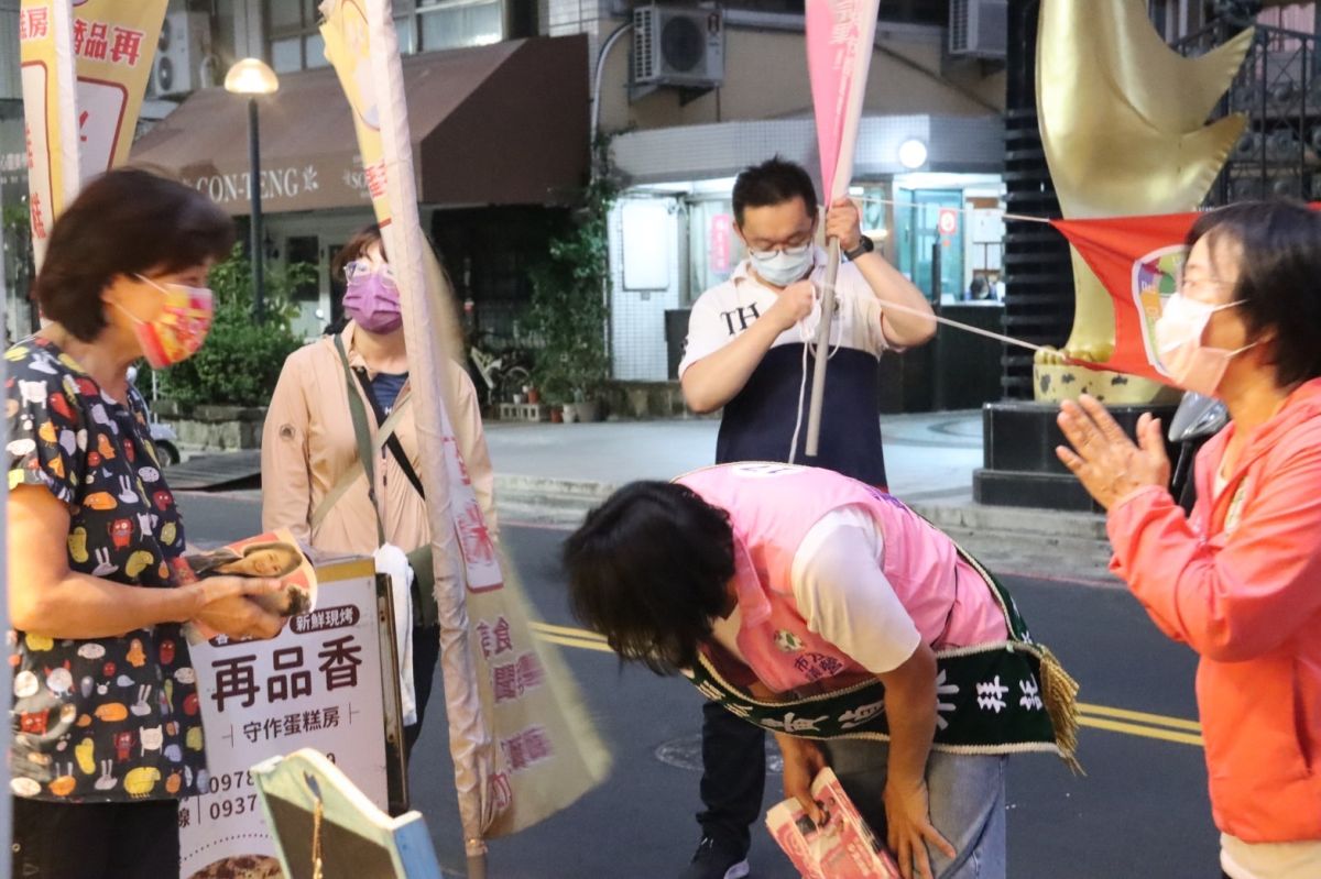 ▲民進黨提名左營楠梓市議員候選人黃偵琳今(7)日在立法委員劉世芳陪同下，從黃昏時分開始在左營區新上里徒步掃街，一步一腳印拜託選民支持。（圖／翻攝畫面）
