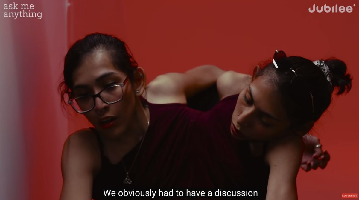 ▲姐姐卡門（Carmen）跟妹妹安德拉德（Lupita Andrade）是一對連體雙胞胎姐妹，兩人已經共用身體長達21年。（圖/YouTube@Jubilee）