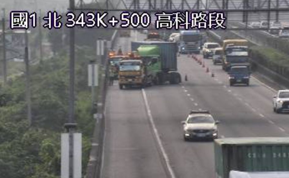 ▲當時一輛貨櫃車不明原因衝撞護欄，導致車頭損毀，並占用中間與外線車道。（圖／翻攝國道監視器）