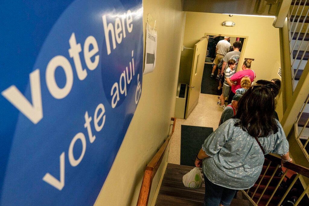 ▲美國期中選舉8日登場，選民在移民、墮胎等各種議題上的歧見仍深，但他們之中很多人都認為美國民主令人擔憂，共識就是必須投票。（圖／美聯社／達志影像）
