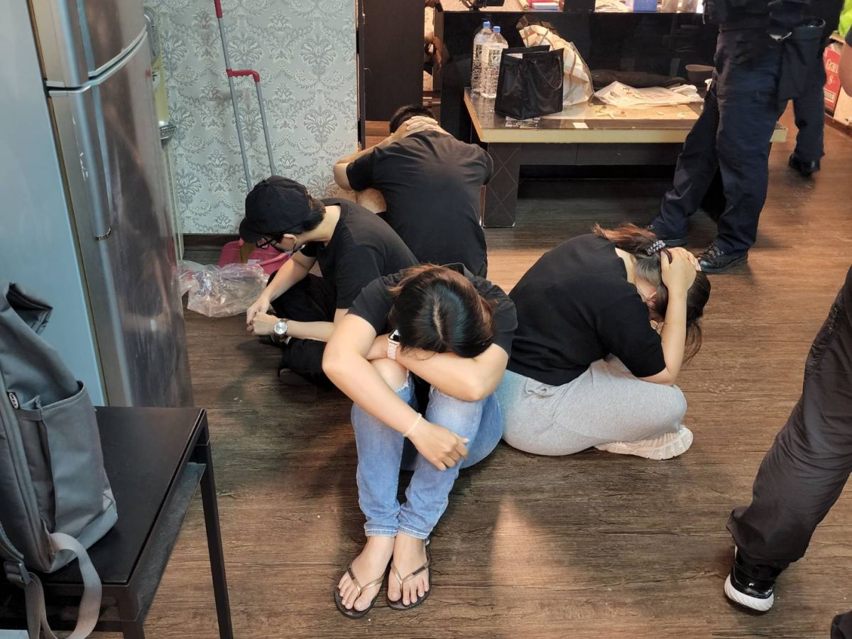 ▲警方伺機攻堅衝入水房時，嫌疑人等正在用餐，一時驚慌還將餐點翻倒。當場逮捕以呂姓犯嫌為首的14名水房成員。（圖／記者郭凱杰翻攝）        