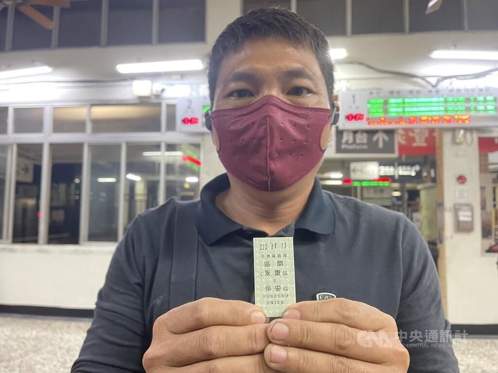 ▲「1111111」連號的台南永保安康車票今天清晨5時30分在永康車站開賣，由夜宿車站大門的高雄李姓男子搶到頭香，一口氣買了上限20張，他說，買到車票後，就向小15歲的女友求婚。（圖／中央社）