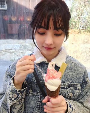 ▲黑嘉嘉吃著冰淇淋，似乎非常喜歡甜食。（圖／Instagram：jiajia94526）