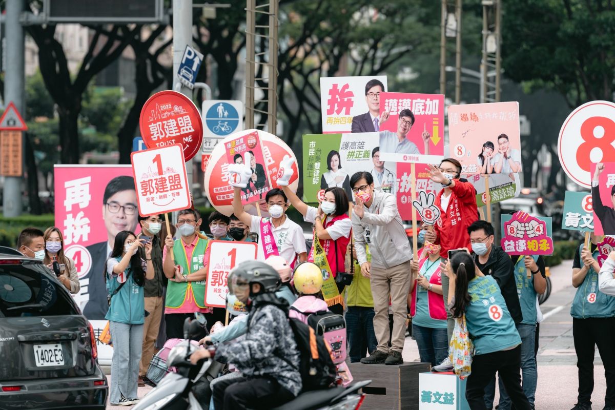 ▲今天上午7點半，陳其邁與新興苓雅區議員候選人郭建盟、黃文益、湯詠瑜站在上班車流量最多的中正、民族路口，向過往的人車拜票。（圖／翻攝畫面）