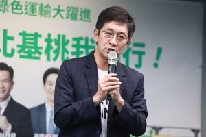 ▲蔡適應與北北桃同黨候選人共同提出「1200首都通交通月票」政見。（圖／記者葉政勳攝，2022.11.08）