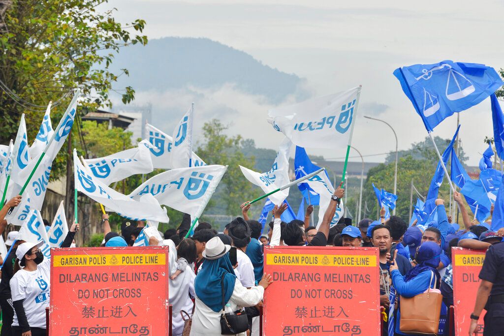 ▲馬來西亞第15屆全國大選起跑，政治人物開設社群帳號，積極爭取18歲首投族支持。（圖／美聯社／達志影像）