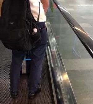 ▲原PO在搭乘台北車站通往機場捷運的手扶梯時看到有男子在當眾小便。（圖／截自Dcard）
