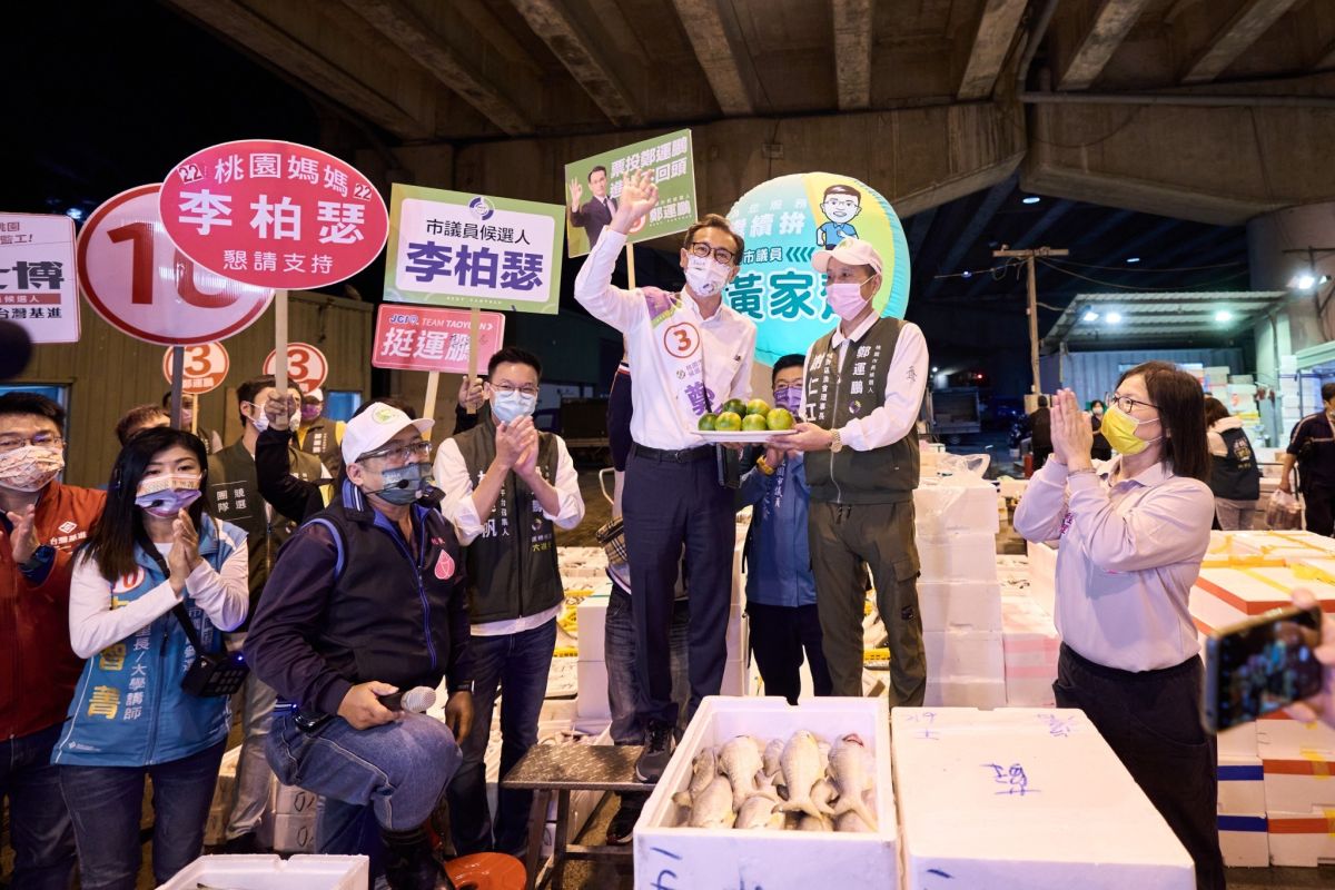 ▲民進黨桃園市長候選人鄭運鵬前往桃園魚市場拜票。（圖／鄭運鵬競辦提供）