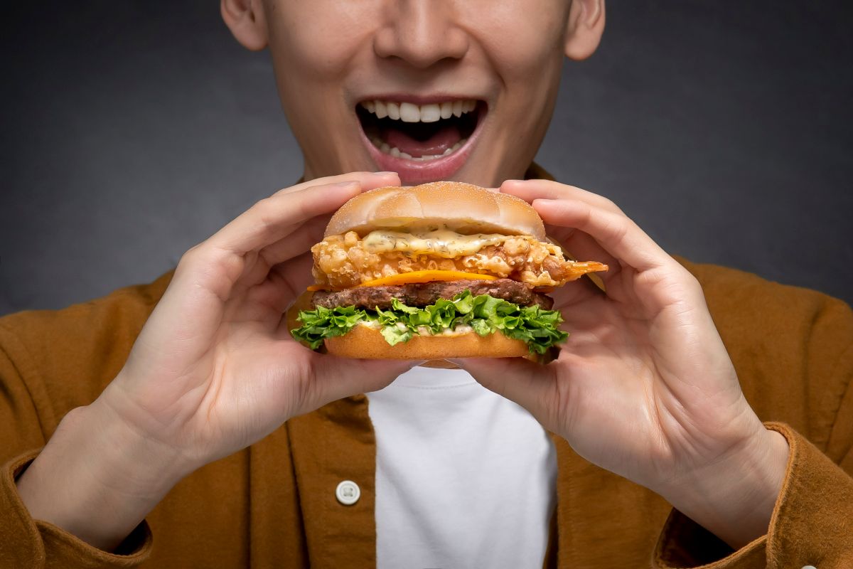 ▲麥當勞年終優惠大放送，歡樂送獨家優惠「雞塊買6送6」，冷／熱經典美式或酥嫩鷄翅也有「買1送1」。今（8）日宣布回歸炸蝦天婦羅海陸雙堡，今年Signature極選系列限期回歸「炸蝦天婦羅安格斯牛肉堡」，還能一次大嗑兩隻完整炸蝦的「雙蝦天婦羅堡」。（圖／台灣麥當勞提供）