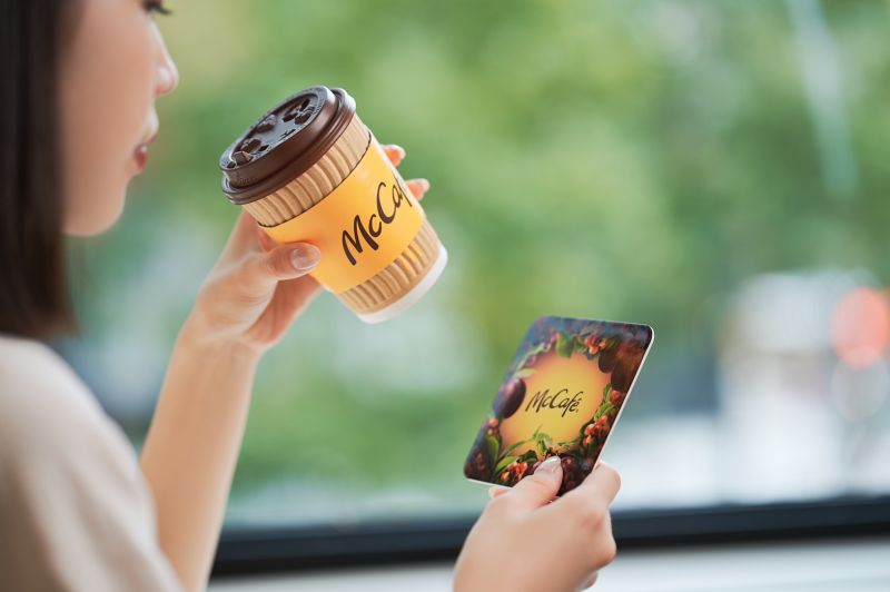 ▲「阿里山雲霧單品咖啡」,透過麥當勞APP「隨買店取」或「LINE禮物」電子商品券可享75折優惠價;購買冷/熱飲咖啡,每杯送一個單品杯墊。(圖/台灣麥當勞提供)