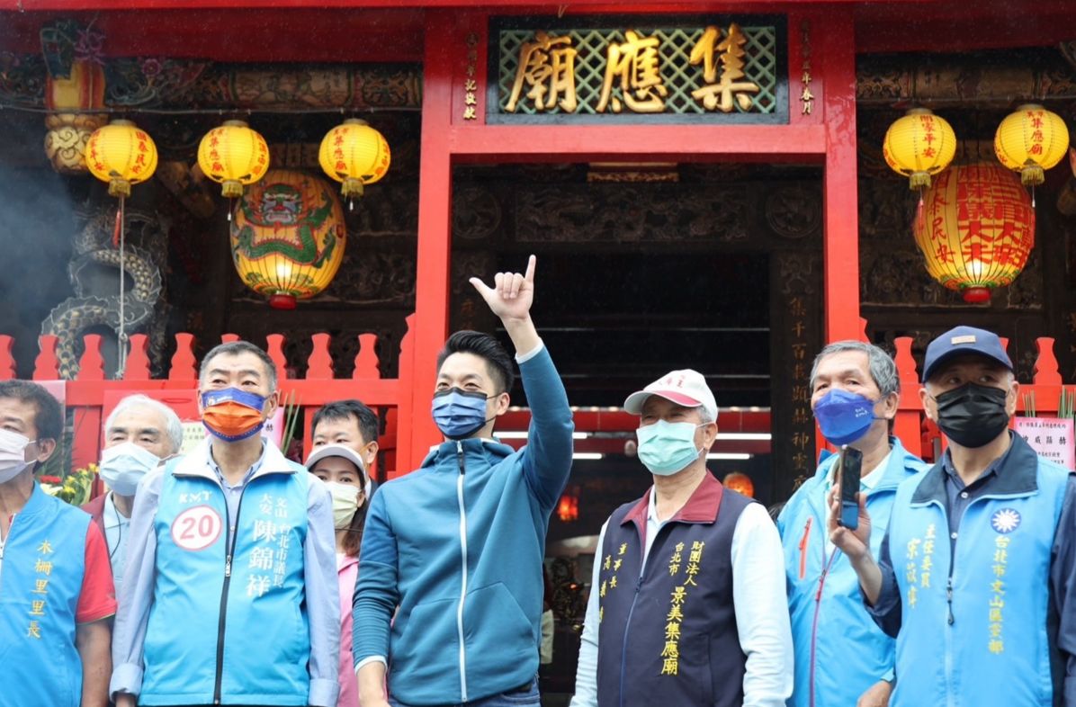 ▲蔣萬安今到景美集應廟參拜。（圖／蔣萬安辦公室提供）