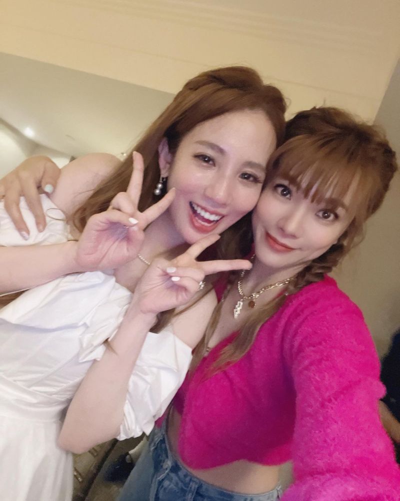▲小優（右）參與愛雅的婚禮，希望早點也嫁出去。（圖／翻攝自小優IG）
