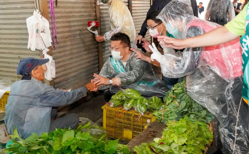 ▲蔡其昌今在霧峰大里一帶,與市議員候選人冒雨掃街拜票。(圖/蔡其昌競總提供,2022.11.08)