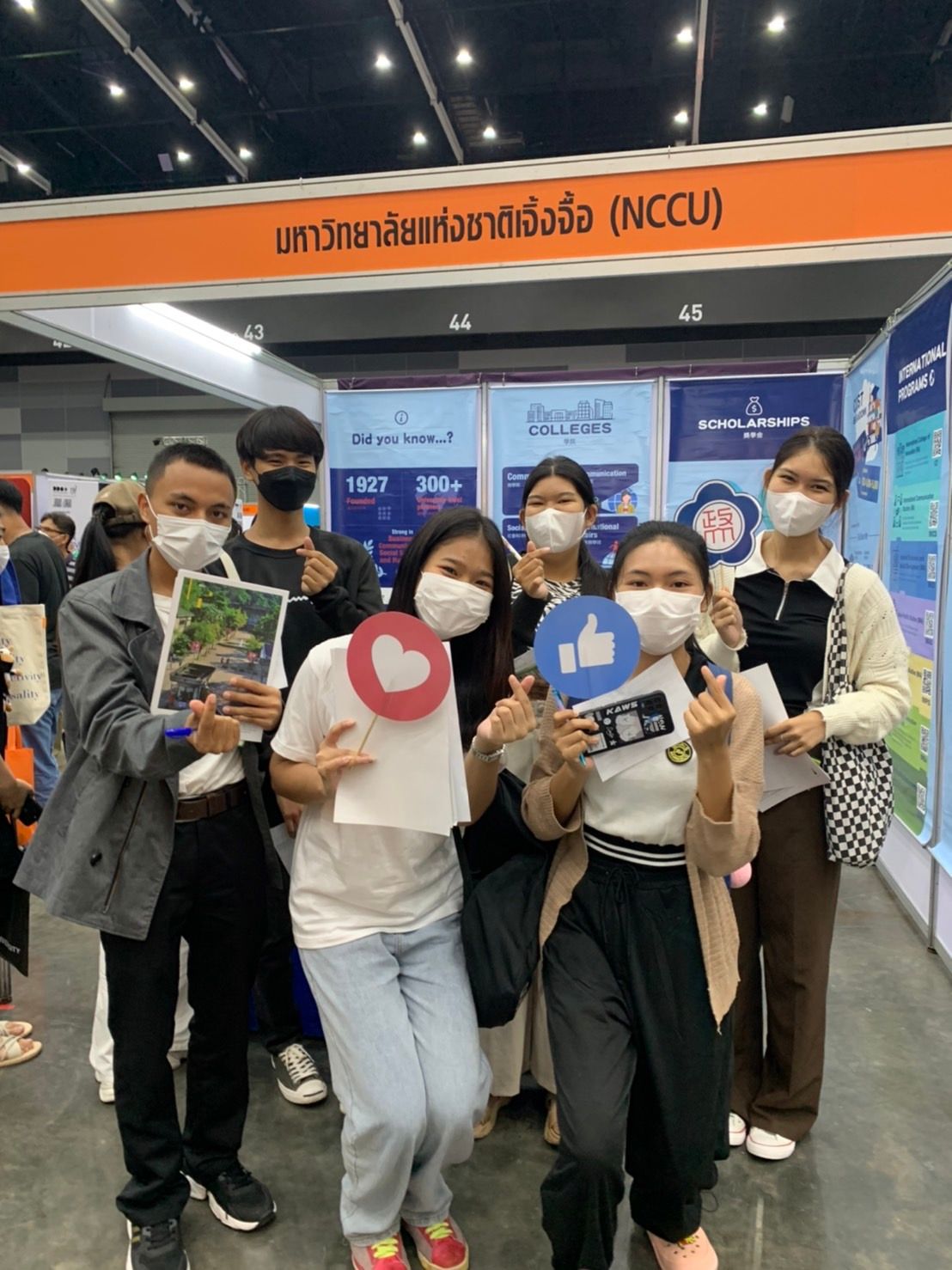 ▲泰國BITEC教育展（DEK-D TCAS），有不少學生表達對赴台留學的高度興趣。（圖／政大國合處）