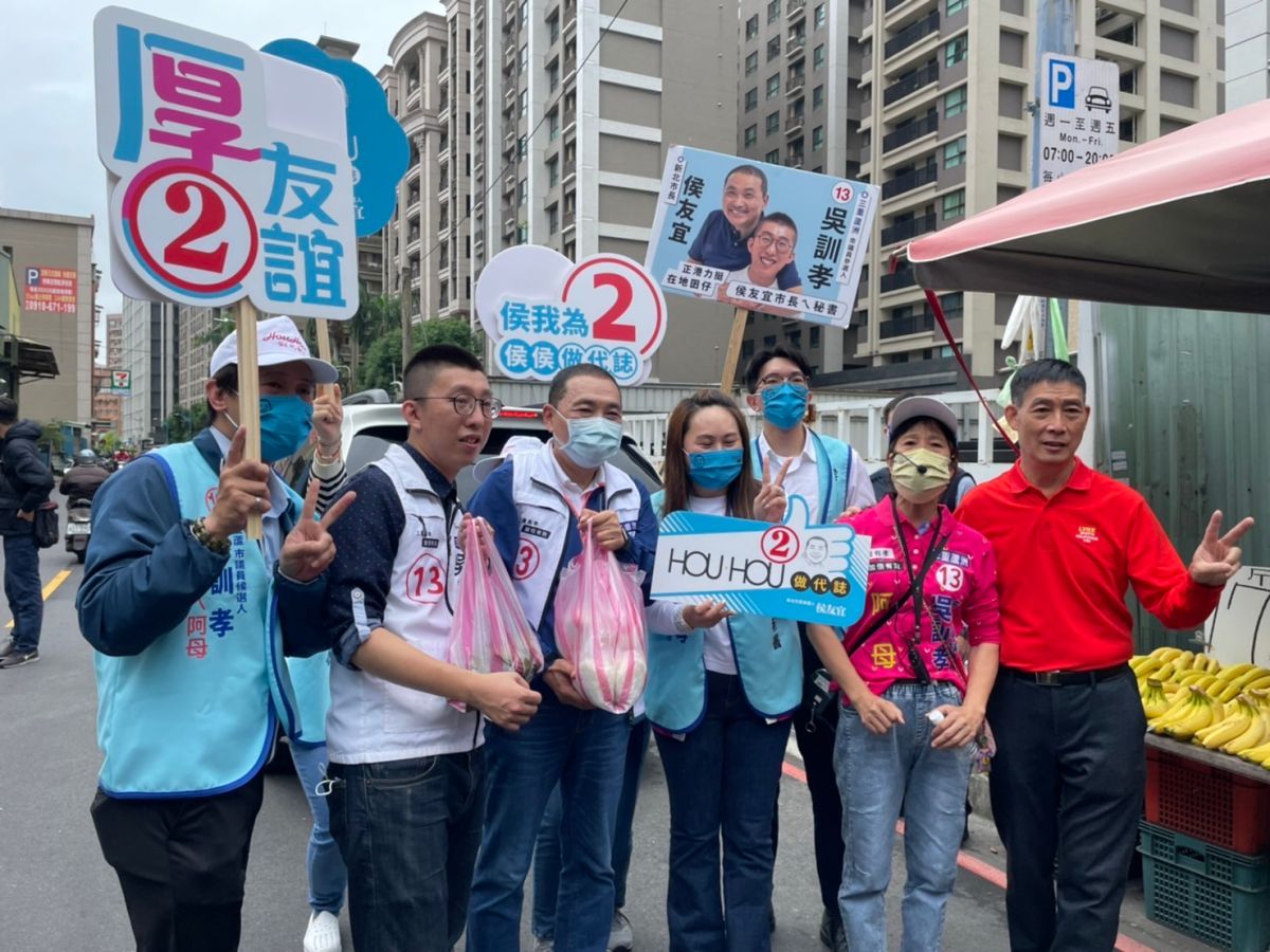▲侯友宜陪同子弟兵吳訓孝到三重水流公市場掃街拜票，對於林佳龍指控選前之夜活動場地租借受阻，簡單回應按租借辦法辦理。（圖 ／民眾提供）