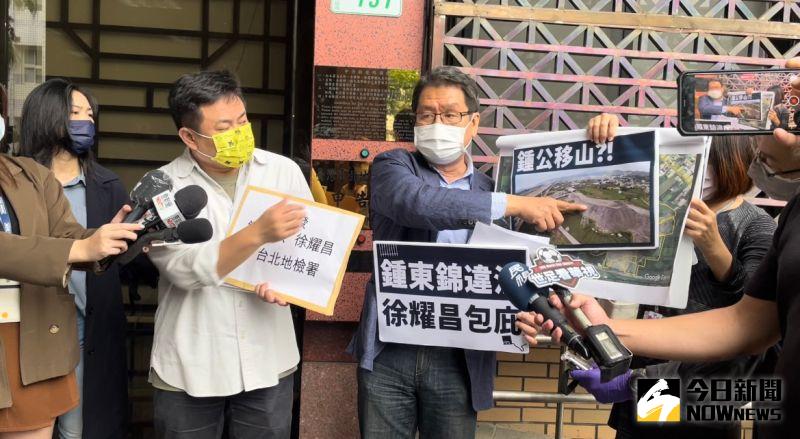 ▲由左至右依序是立委洪申翰、沈發惠8日前往台北地檢署,按鈴告發苗栗縣議長鍾東錦違反區域計畫法、苗栗縣長徐耀昌涉犯貪汙圖利(圖/記者潘千詩攝,2022.11.08)