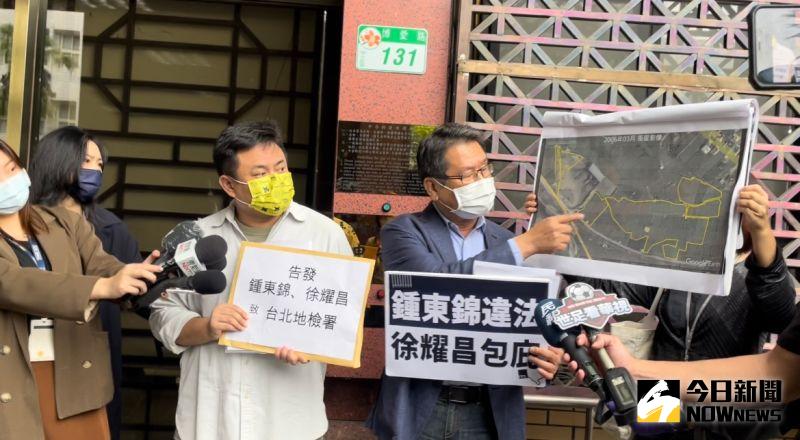 ▲由左至右依序是立委洪申翰、沈發惠8日前往台北地檢署,按鈴告發苗栗縣議長鍾東錦違反區域計畫法、苗栗縣長徐耀昌涉犯貪汙圖利(圖/記者潘千詩攝,2022.11.08)