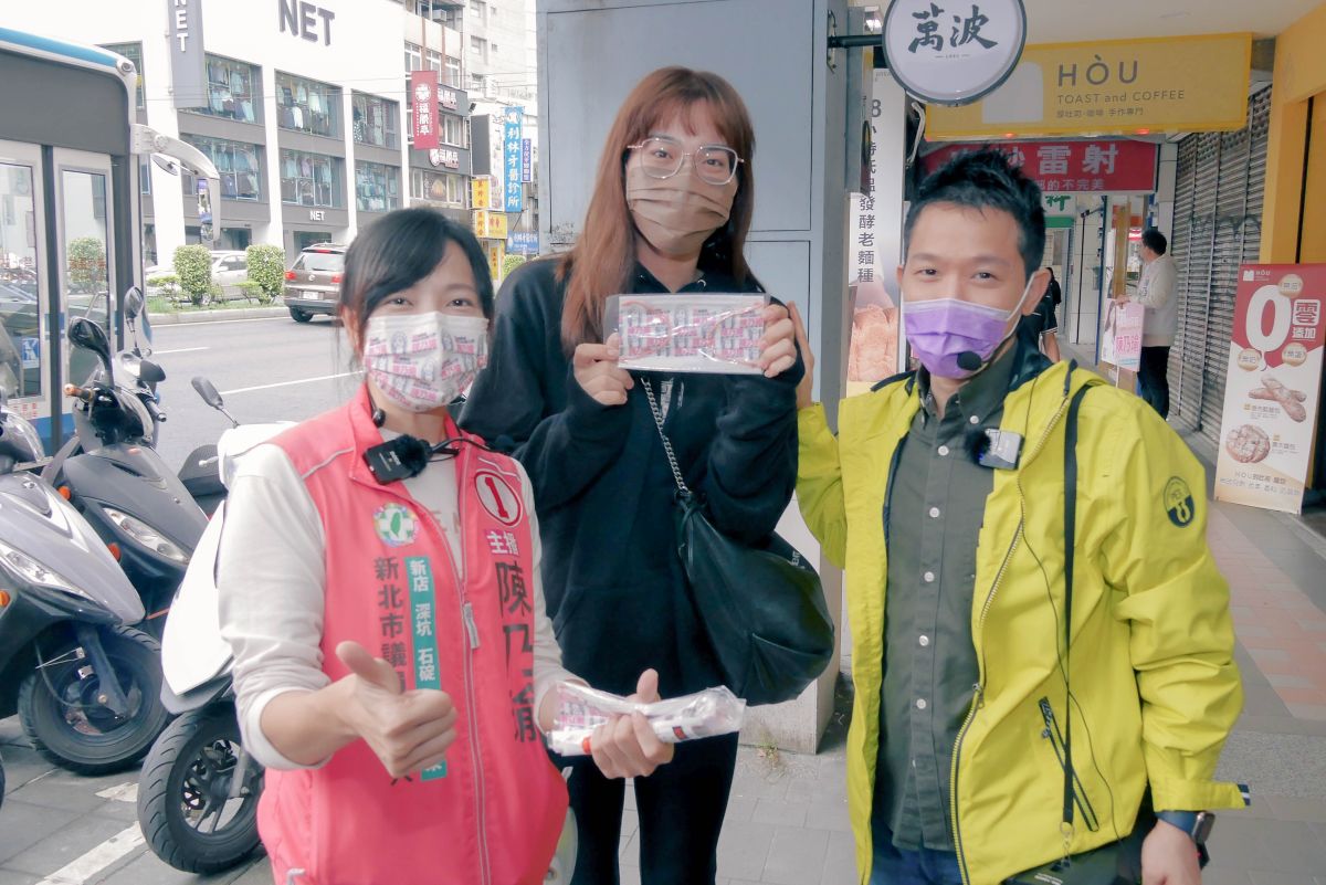 ▲陳乃瑜在立委何志偉陪同下，到新店大坪林市場掃街拜票。（圖 ／陳乃瑜提供）