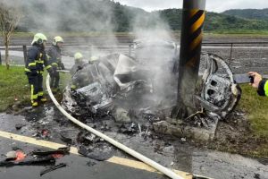 宜蘭轎車自撞成火燒車！駕駛遭「拋飛30公尺」腦漿溢出亡
