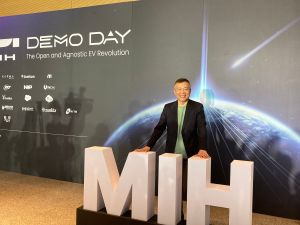 MIH 執行長鄭顯聰 ▲MIH 執行長鄭顯聰在主題演講中提到,Project X採用如積木般可替換、即插即用的模組化設計,讓夥伴快速打造符合自己需求的汽車。(圖/記者鄭妤安攝影)