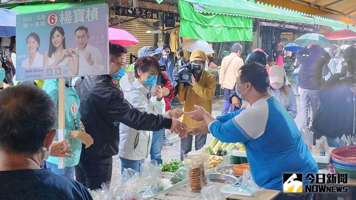 ▲台北市長候選人黃珊珊8日前往南京公寓市場掃街拜票，並於活動後接受媒體訪問。（圖／記者丁上程攝，2022.11.08）