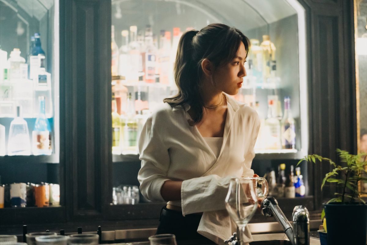 ▲張牧喬在新歌MV中扮成調酒師，色誘有錢男子。（圖／張牧喬工作室提供）