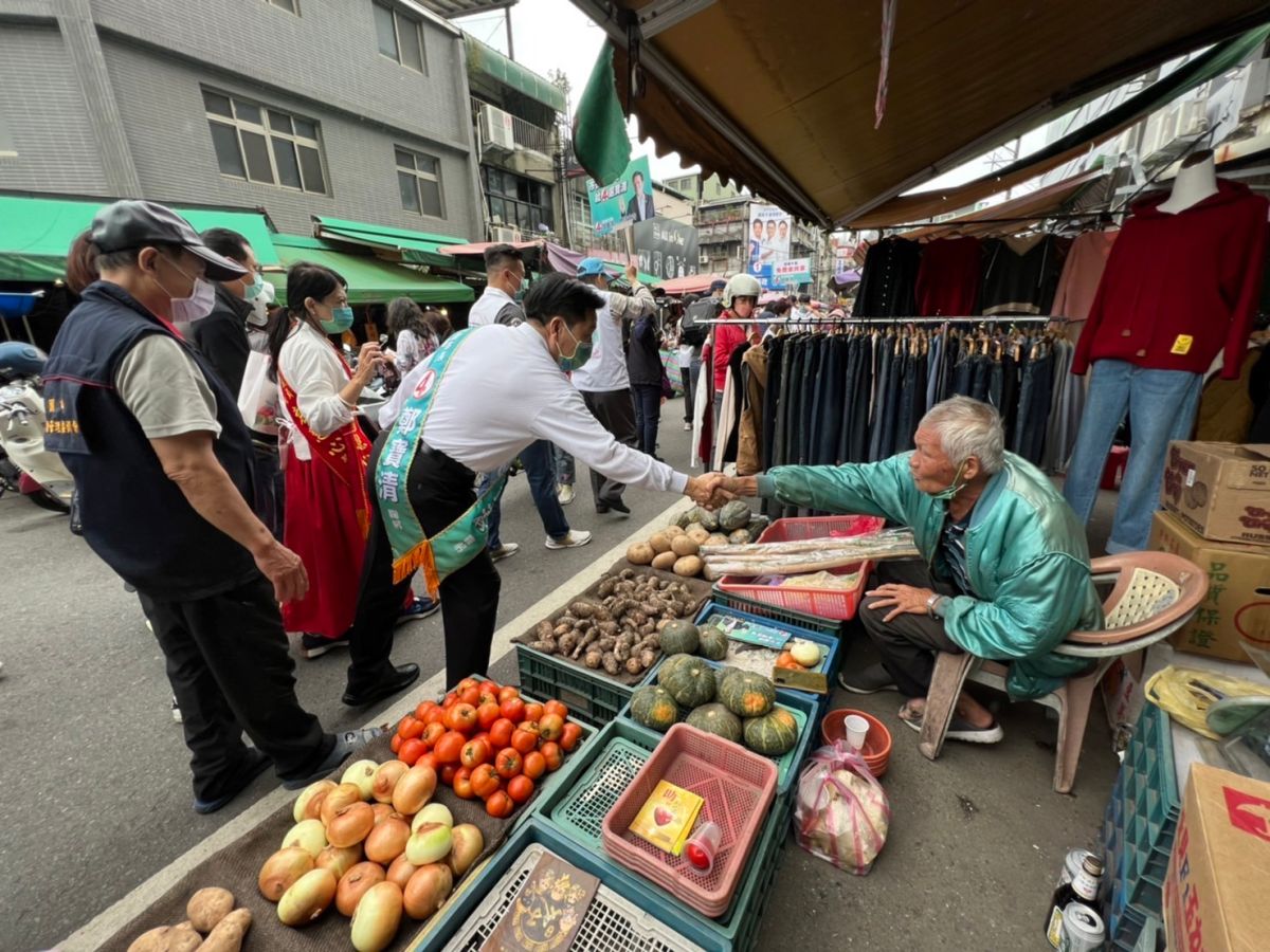 ▲鄭寶清表示，必須更加活絡傳統市場的經濟發展，讓更多人願意走入傳統市場、促進經濟發展。（圖／鄭寶清辦公室提供）
