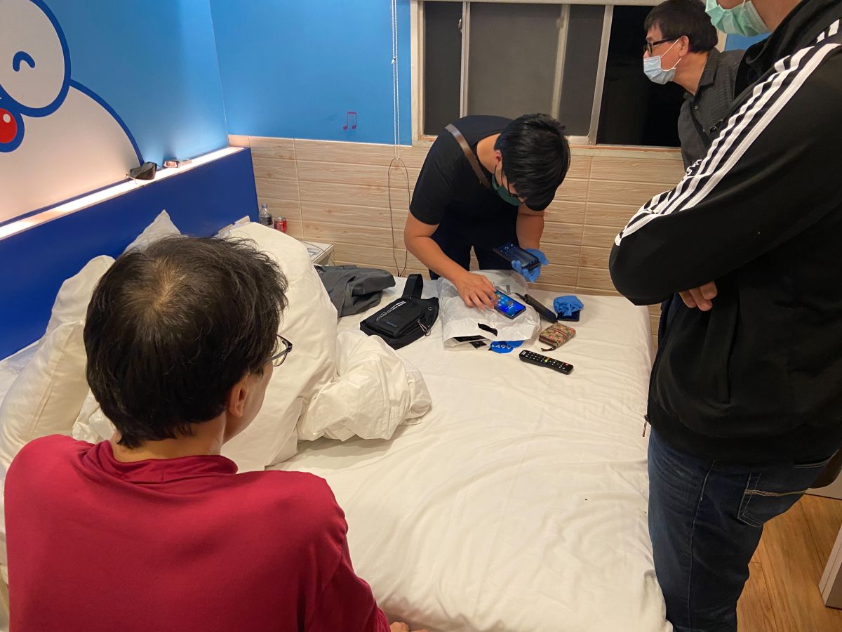 ▲檢警8日在屏東縣恆春鎮某民宿，再逮捕「台版柬埔寨」詐騙集團中，一名綽號「龍蝦」的涂姓幹部（30歲）。（圖／翻攝畫面）