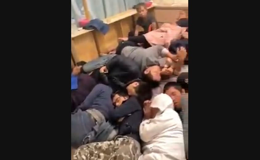 ▲詐騙集團囚禁26名人質的影片曝光 。（圖／翻攝畫面）