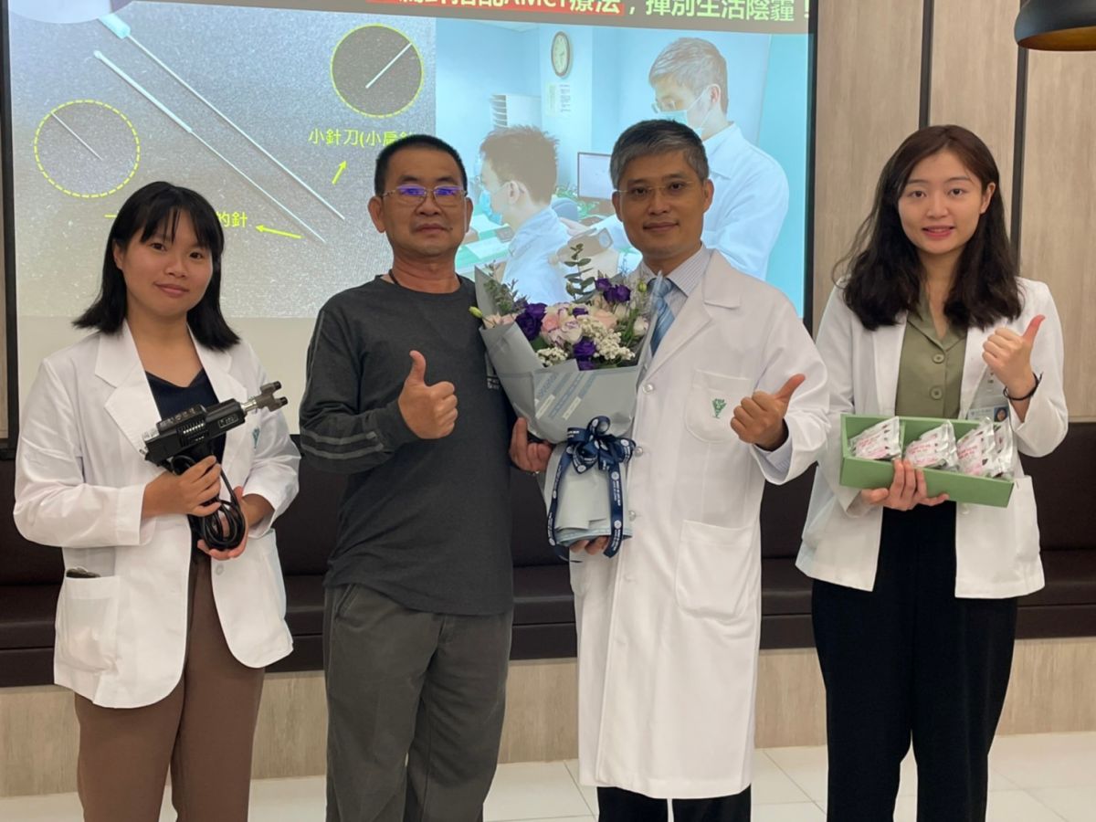 ▲林先生獻花給奇美醫學中心中醫部骨傷科主任任東輝(右二)，感謝團隊改善他的手臂下肢的麻木無力，減輕緊繃酸痛（圖／記者林怡孜攝，2022,11,08）