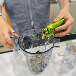▲7-11限定門市首創「現打全豆奶」,共有「堅果燕麥全豆奶」、「黑芝麻燕麥全豆奶」2款新品。(圖/記者黃韻文攝) ▲7-11限定門市首創「現打全豆奶」,共有「堅果燕麥全豆奶」、「黑芝麻燕麥全豆奶」2款新品。(圖/記者黃韻文攝)