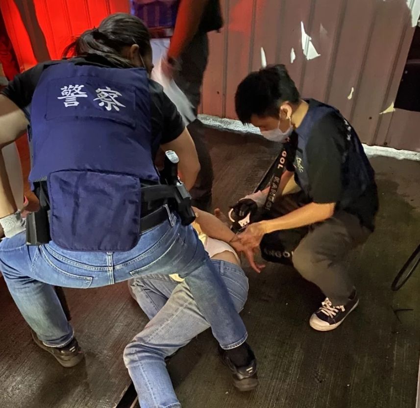 ▲台中警出動多名警力，現場逮補從桃園到台中販賣的廖姓男子，還意外逮補2名毒品通緝犯。（圖／翻攝畫面）